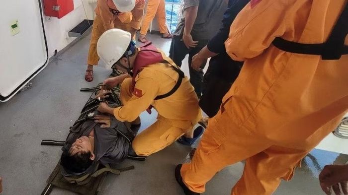 Tàu cứu nạn SAR 631 tiếp cận, sơ cứu và nhanh chóng đưa nạn nhân về bờ. (Ảnh: Vietnam MRCC)