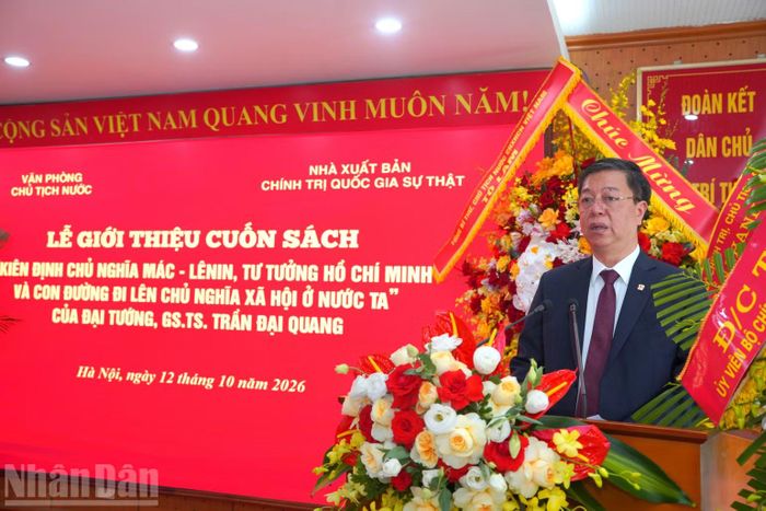 Đồng chí Vũ Trọng Lâm, Giám đốc-Tổng Biên tập Nhà xuất bản Chính trị quốc gia Sự thật giới thiệu cuốn sách Kiên định chủ nghĩa Mác-Lênin, tư tưởng Hồ Chí Minh và con đường đi lên chủ nghĩa xã hội ở nước ta. (Ảnh: HẢI ĐĂNG)