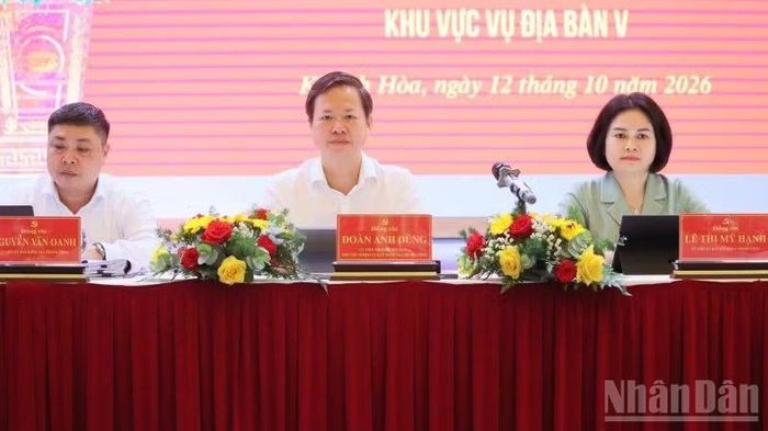 Các đồng chí Ủy ban Kiểm tra Trung ương chủ trì hội nghị. (Ảnh: VŨ TÂN)