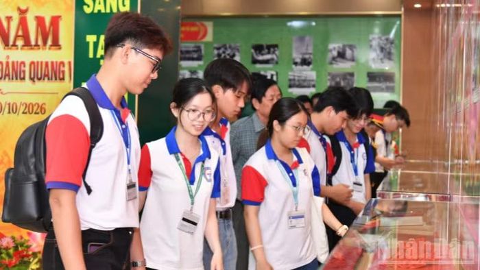 Sinh viên Đại học Y Dược Cần Thơ tham quan, tìm hiểu hiện vật trưng bày tại triển lãm. (Ảnh: HỮU TÀI)