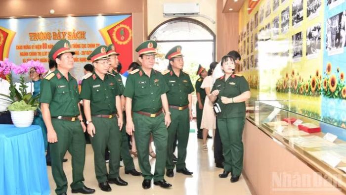 Các đại biểu tham quan triển lãm. (Ảnh: HỮU TÀI)