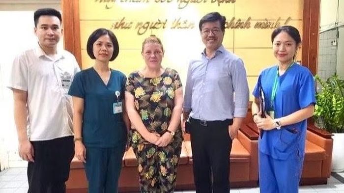 Các nhân viên y tế và nhà hảo tâm thăm hỏi và hỗ trợ cho bệnh nhân người Nga, 59 tuổi.