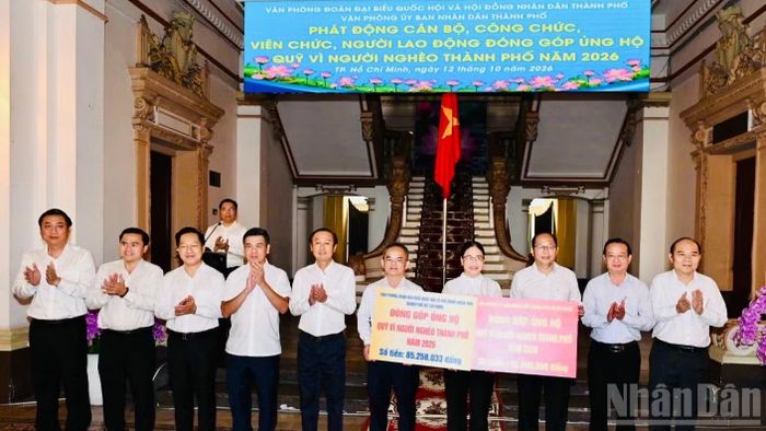 Cán bộ, công chức, người lao động cơ quan Văn phòng Đoàn đại biểu Quốc hội và Hội đồng nhân dân thành phố, Văn phòng Ủy ban nhân dân thành phố đóng góp quỹ "Vì người nghèo". (Ảnh: Vương Lê)