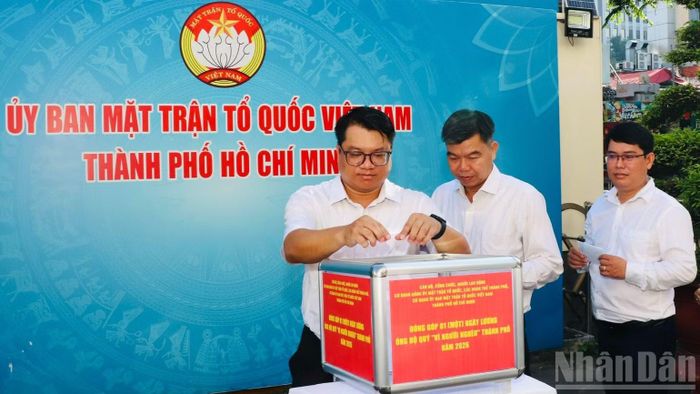 Tập thể cán bộ, công chức cơ quan Ủy ban Mặt trận Tổ quốc Việt Nam Thành phố Hồ Chí Minh ủng hộ quỹ "Vì người nghèo". (Ảnh: Vương Lê)