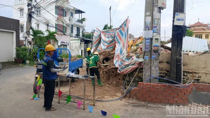 Công nhân tiến hành khắc phục hậu quả khu vực tường rào vỡ trong ngày 8/10. (Ảnh: TK)