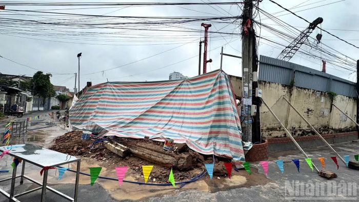 Khu vực tường rào vỡ đã được che chắn lại trong ngày 8/10. (Ảnh: TK)