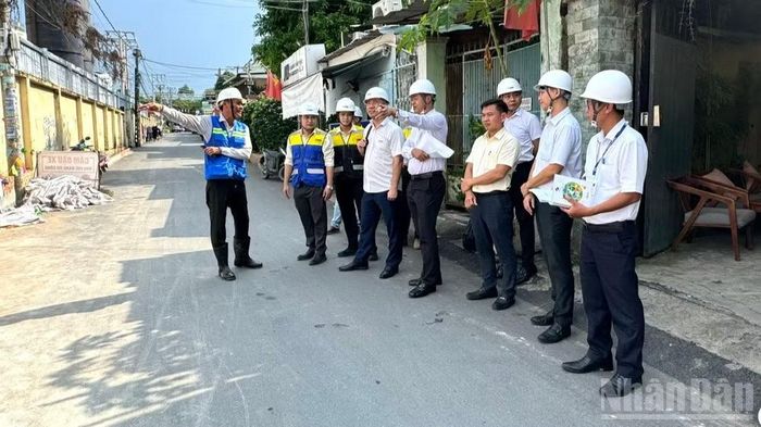 Đại diện Sở Xây dựng và lãnh đạo Ủy ban nhân dân phường Tam Hiệp kiểm tra tại dự án chiều 12/10. (Ảnh: TK)