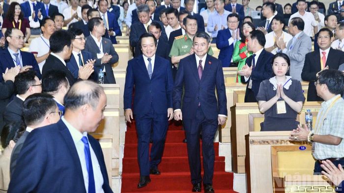  Thủ tướng Chính phủ Lê Minh Hưng, các đồng chí lãnh đạo tới dự Hội nghị Công bố quy hoạch tỉnh Hưng Yên thời kỳ 2021-2030, tầm nhìn đến năm 2050. (Ảnh: THANH GIANG) 