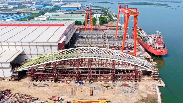 Mái vòm thép cầu đi bộ đã thử tải thành công, chuẩn bị hạ thủy và lai dắt về vị trí tại sông Sài Gòn, dự kiến hợp long trong tháng 10 này. (ảnh: VÕ LÊ)