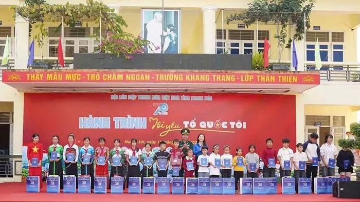 Thanh niên Thanh Hóa cùng Bộ đội Biên phòng tặng quà cho học sinh nghèo, vượt khó. (Ảnh: Bộ đội Biên phòng Thanh Hóa)