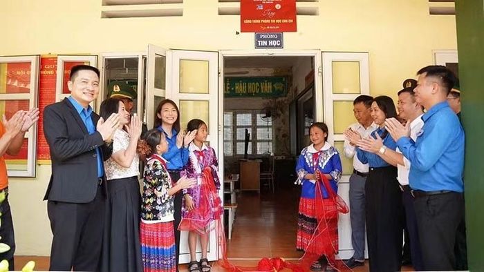 Thanh niên Thanh Hóa trao tặng Phòng máy vi tính cho học sinh miền núi học tập. (Ảnh: Công an Thanh Hóa)