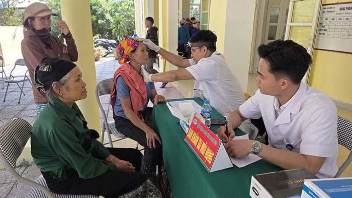 Nhân lực y tế thăm, khám sức khỏe cho người dân xã biên giới Mường Lát. (Ảnh: Công an Thanh Hóa)