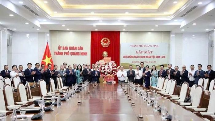 Các đồng chí lãnh đạo thành phố tặng hoa chúc mừng Ban Chấp hành Hiệp hội Doanh nghiệp thành phố. (Ảnh: QUANG THỌ)