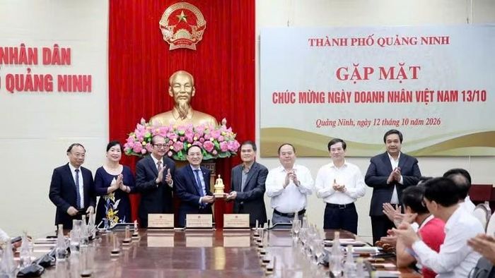 Lãnh đạo thành phố tặng quà lưu niệm chúc mừng Ban Chấp hành Hiệp hội Doanh nghiệp thành phố. - (Ảnh: QUANG THỌ)
