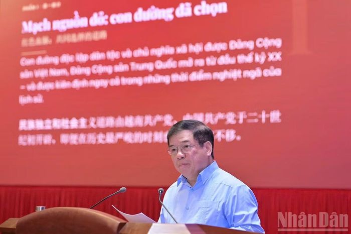 Phó Giáo sư, Tiến sĩ Nguyễn Viết Thảo, nguyên Phó Giám đốc Học viện Chính trị quốc gia Hồ Chí Minh phát biểu đề dẫn Diễn đàn "Tiếp nối mạch nguồn đỏ-Cùng kiến tạo tương lai". (Ảnh: LINH PHAN)