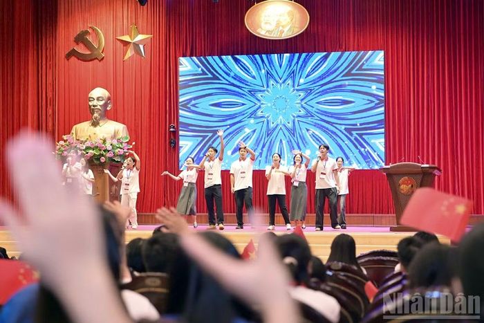 Các đại biểu thanh niên Trung Quốc với tiết mục văn nghệ khởi động Diễn đàn đã mang đến bầu không khí trẻ trung, năng động và ấm cúng. (Ảnh: LINH PHAN)