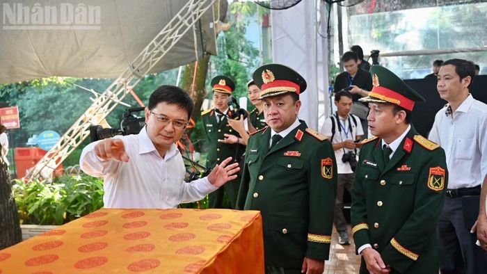 Đồng chí Nguyễn Mạnh Cường, Ủy viên Dự khuyết Trung ương Đảng, Phó Chủ tịch Ủy ban nhân dân Thành phố Hồ Chí Minh, Trưởng ban Chỉ đạo 515 Thành phố trao đổi tại buổi tổng duyệt lễ truy điệu, an táng hài cốt liệt sĩ tại Công viên Lê Thị Riêng. (Ảnh: THẾ ANH)