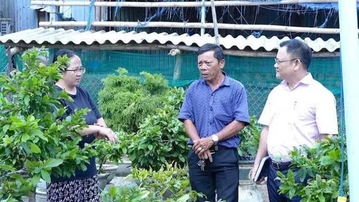 Cán bộ tín dụng luôn bám sát cơ sở, tận tình hướng dẫn bà con sử dụng vốn vay hiệu quả.