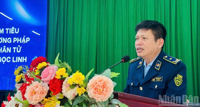 Phó trưởng phòng Nghiệp vụ và Tổng hợp Chi cục Quản lý thị trường tỉnh Quảng Ngãi báo cáo tại hội thảo.