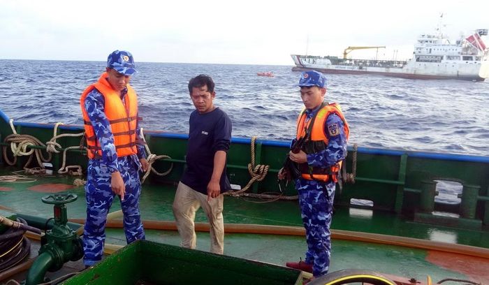 Lực lượng chức năng của Vùng Cảnh sát biển 3 kiểm tra hàng hóa trên biển. (Ảnh: Cảnh sát biển cung cấp)