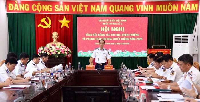 Đại tá Lê Văn Tú, Chính ủy Bộ Tư lệnh Vùng Cảnh sát biển 3 (Khối trưởng Khối thi đua số 2) phát biểu tại hội nghị. (Ảnh: Cảnh sát biển cung cấp)