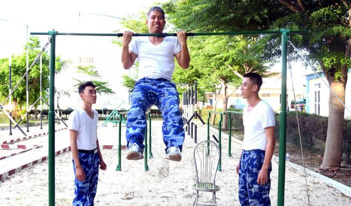 Cán bộ, chiến sĩ Vùng Cảnh sát biển 3 rèn luyện sức khỏe. (Ảnh: Cảnh sát biển cung cấp)