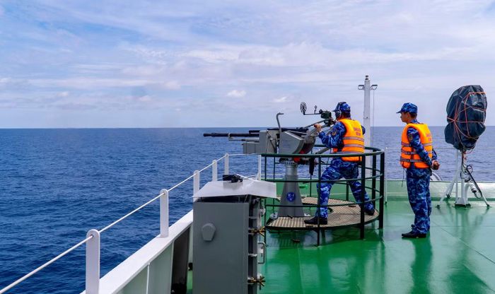 Cán bộ, chiến sĩ Cảnh sát biển Việt Nam huấn luyện bắn đạn thật trên biển. (Ảnh: Cảnh sát biển cung cấp)