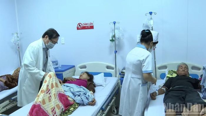 Theo Sở Y tế tỉnh Quảng Ngãi, từ ngày 10-12/10, các cơ sở y tế trong tỉnh tiếp nhận 158 bệnh nhân nghi ngờ bị ngộ độc thực phẩm do ăn bánh mì tại điểm bán bánh mì nằm trên đường Duy Tân, phường Cẩm Thành. (Ảnh: HIỂN CỪ)