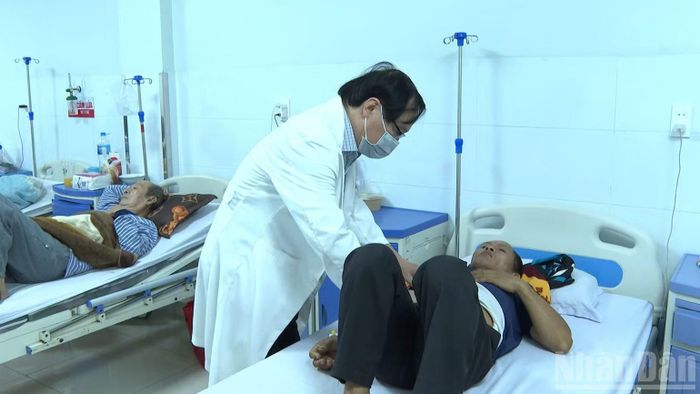 Bệnh nhân nghi ngộ độc thực phẩm do ăn bánh mì đang điều trị tại Bệnh viện đa khoa tư nhân Phúc Hưng. (Ảnh: HIỂN CỪ)