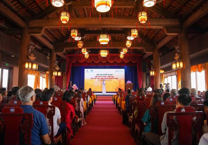 Hội nghị thu hút khoảng 100 đại biểu tham dự.