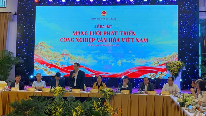 Các đại biểu tham dự chương trình. (Ảnh: HIỀN TÂM)