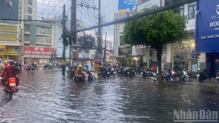 Nhiều đoạn đường ở phường Long Xuyên bị ngập sâu sau cơn mưa.