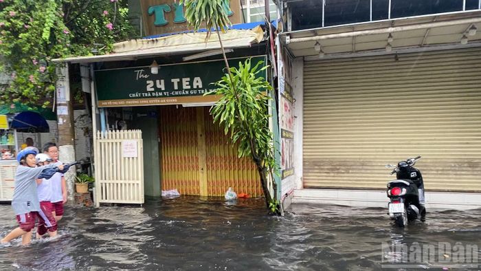 Học sinh lội nước sau giờ tan học.