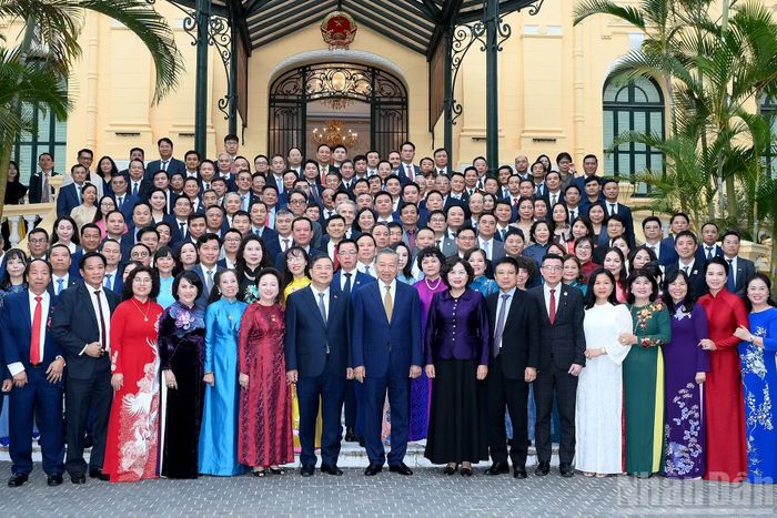 Tổng Bí thư, Chủ tịch nước Tô Lâm với các đại biểu doanh nghiệp tiêu biểu tham dự cuộc gặp mặt.