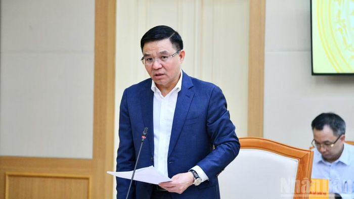  Bộ trưởng Công thương Lê Mạnh Hùng báo cáo tại cuộc họp. (Ảnh: THANH GIANG) 