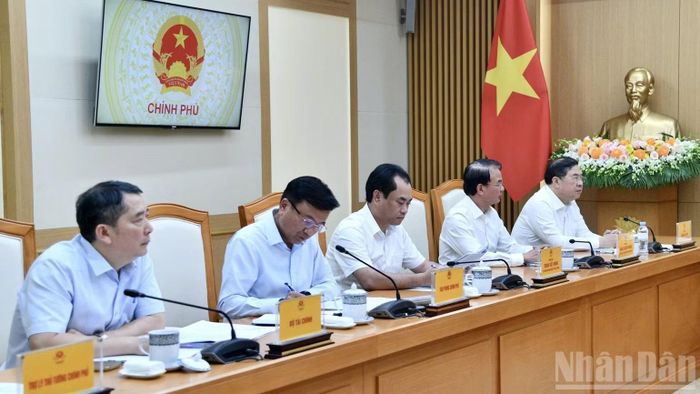  Phó Thủ tướng Thường trực Chính phủ Phạm Gia Túc (ngoài cùng bên phải) cùng các đại biểu tham dự cuộc họp. (Ảnh: THANH GIANG) 