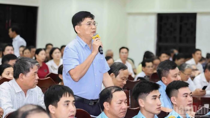 Cử tri xã Hòa Vang phát biểu, kiến nghị nhiều vấn đề về cơ chế, chính sách. (Ảnh: ANH ĐÀO)