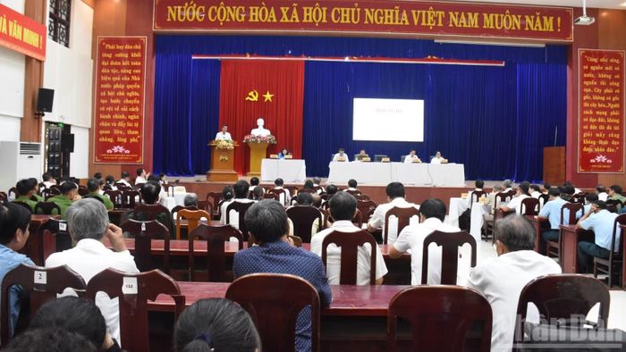 Quang cảnh buổi tiếp xúc cử tri. (Ảnh: ANH ĐÀO)