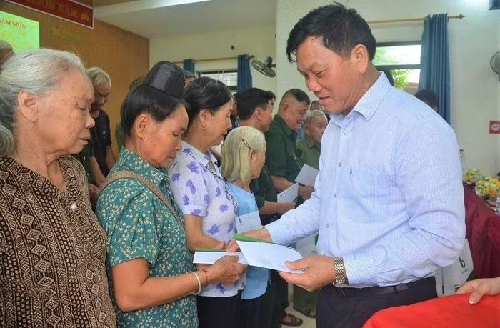 Ông Bùi Đức Giang trao quà, động viên hộ nghèo, gia đình chính sách tại xã Thanh Yên, tỉnh Điện Biên. (Ảnh: LÊ LAN)