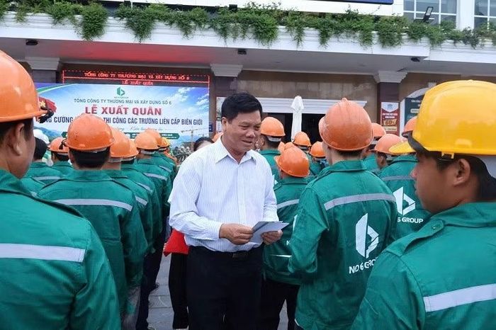 Ông Bùi Đức Giang, trao quà, động viên công nhân trước lúc lên đường về biên giới hỗ trợ đẩy nhanh tiến độ xây dựng Trường nội trú liên cấp Nà Bủng. (Ảnh: LÊ LAN)