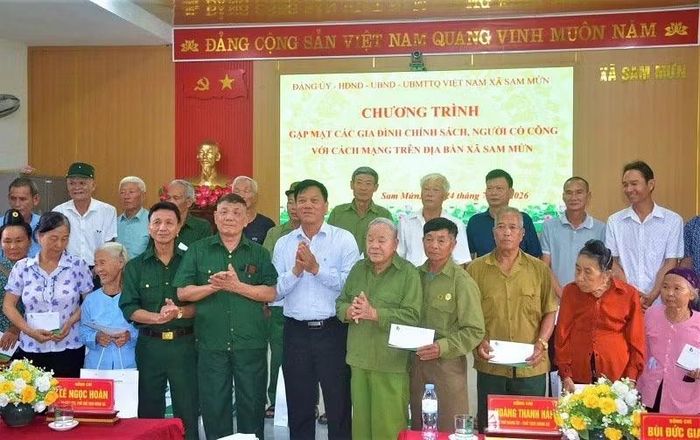 Ông Bùi Đức Giang trao quà, động viên các thương binh, gia đình chính sách ở Điện Biên. (Ảnh: LÊ LAN)