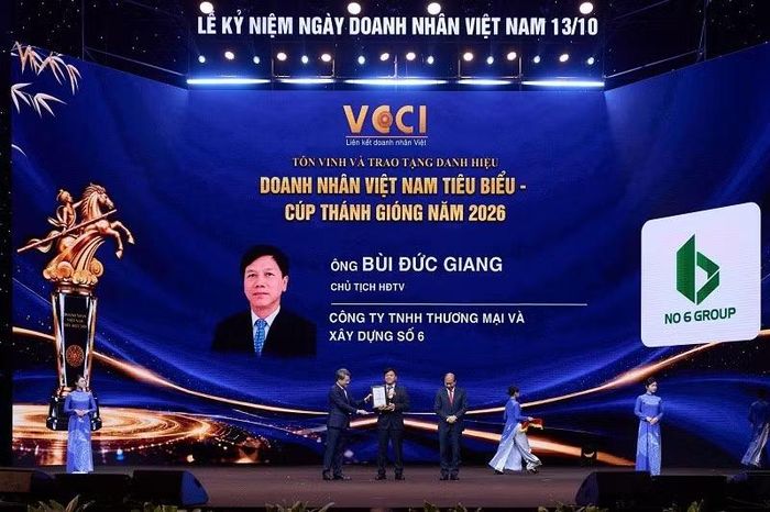 Ông Bùi Đức Giang vừa được Liên đoàn Thương mại và Công nghiệp Việt Nam (VCCI) trao danh hiệu “Doanh nhân Việt Nam tiêu biểu - Cúp Thánh Gióng” năm 2026 (tối 11/10 tại Hà Nội). (Ảnh: HIỆP HỘI DOANH NGHIỆP TỈNH ĐIỆN BIÊN)