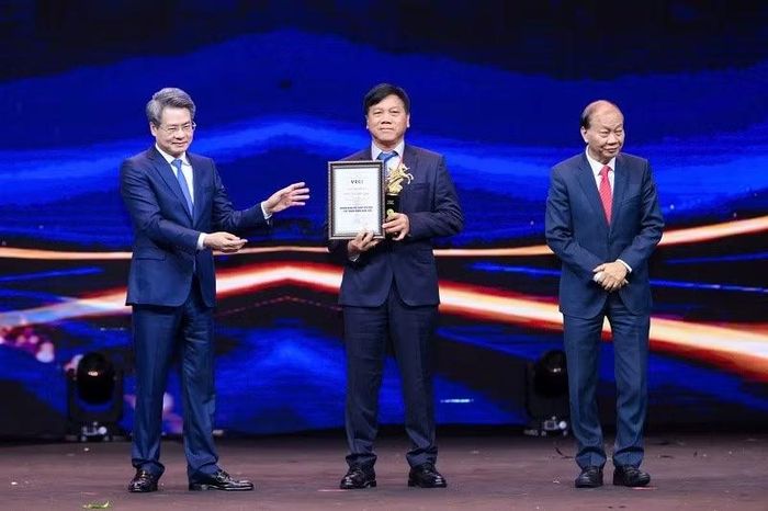 Lần thứ 2 vinh dự nhận danh hiệu “Doanh nhân Việt Nam tiêu biểu - Cúp Thánh Gióng” với ông Bùi Đức Giang vừa là niềm vui song trọng trách doanh nhân cũng nhiều thêm... (Ảnh: HIỆP HỘI DOANH NGHIỆP TỈNH ĐIỆN BIÊN)