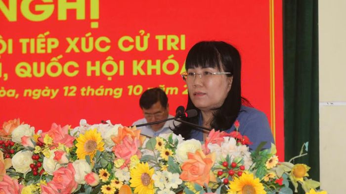Phó Chủ tịch Thường trực Ủy ban nhân dân tỉnh Đắk Lắk Hồ Thị Nguyên Thảo trả lời các ý kiến cử tri tại Hội nghị. (Ảnh: Cộng tác viên)