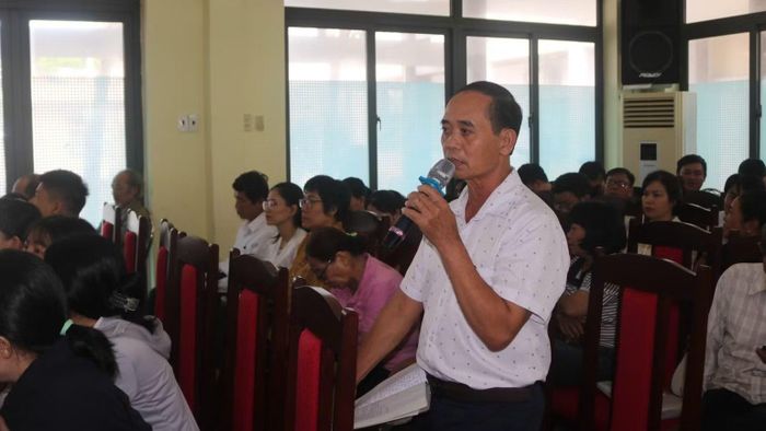 Cử tri nêu ý kiến tại hội nghị. (Ảnh: Cộng tác viên)