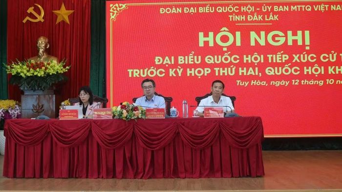 Đồng chí Nguyễn Thanh Nghị, Ủy viên Bộ Chính trị, Bí thư Trung ương Đảng, Trưởng ban Chính sách, Chiến lược Trung ương và các đại biểu Quốc hội tỉnh Đắk Lắk tại hội nghị tiếp xúc cử tri. (Ảnh: Cộng tác viên)