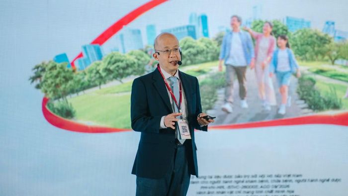 Phó giáo sư, Tiến sĩ, Bác sĩ Lê Thượng Vũ cập nhật tiếp cận theo hướng cá thể hóa trong điều trị cho bệnh nhân hen nặng (Ảnh: THƯ THƯ)