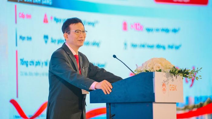 Giáo sư, Tiến sĩ, Bác sĩ Ngô Quý Châu chia sẻ về tầm quan trọng của việc quản lý hen nặng (Ảnh: THƯ THƯ)
