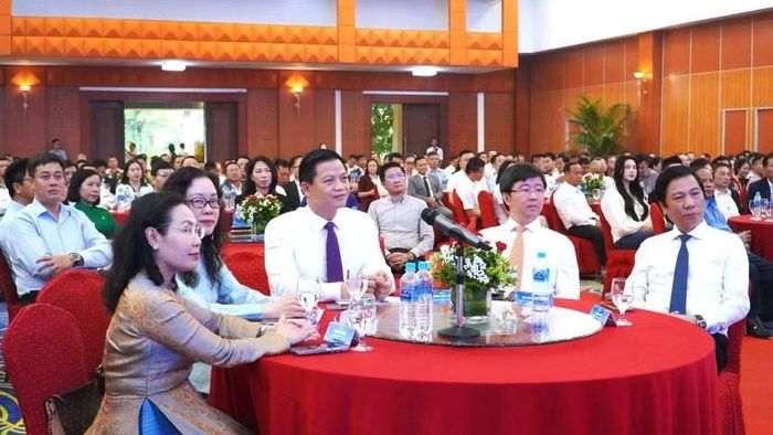 Các đồng chí lãnh đạo chủ chốt tỉnh Quảng Trị tham dự buổi gặp mặt các doanh nghiệp (Ảnh: HG)