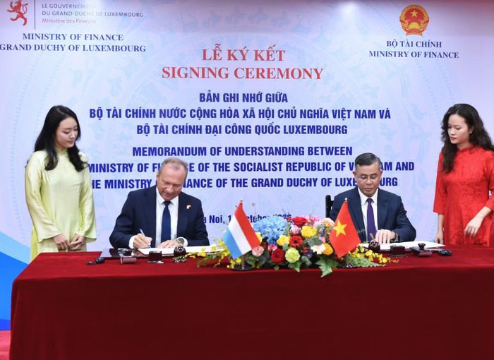 Bộ trưởng Tài chính Việt Nam và Bộ trưởng Tài chính Luxembourg ký Bản ghi nhớ hợp tác giữa Bộ Tài chính hai nước. (Ảnh: Ban tổ chức)